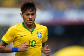 奥格斯堡队遭遇强劲对手，不敌而归，奥格斯堡转入球员