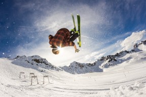 开云-“沙漠狂潮：极限荒野的速度战歌”，沙漠疯狂越野